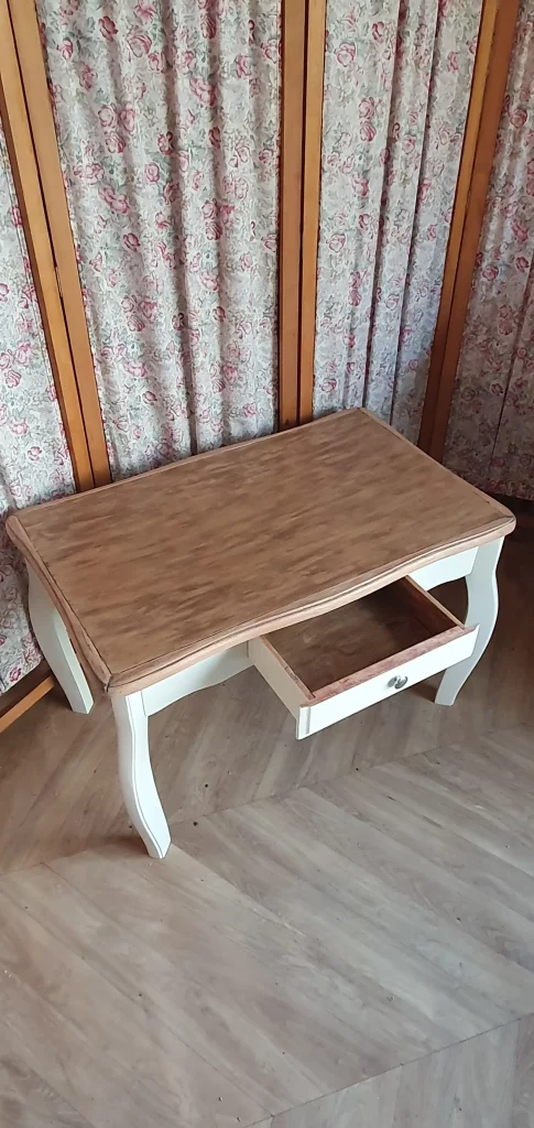 table basse avec un tiroir relookée. Patine du plateau refaite et piétement peint dans une couleur naturelle en lin. Protégée avec un vernis mat incolore.