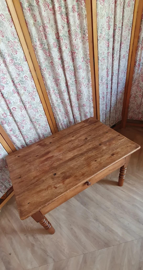 table basse avec un tiroir à relooker selon vos envies. peut être peint, ou laissé au naturel avec juste une teinture ou un vernis. C'est vous qui décidez!