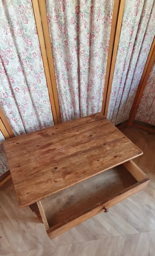 table basse avec un tiroir à relooker selon vos envies. peut être peint, ou laissé au naturel avec juste une teinture ou un vernis. C'est vous qui décidez!
