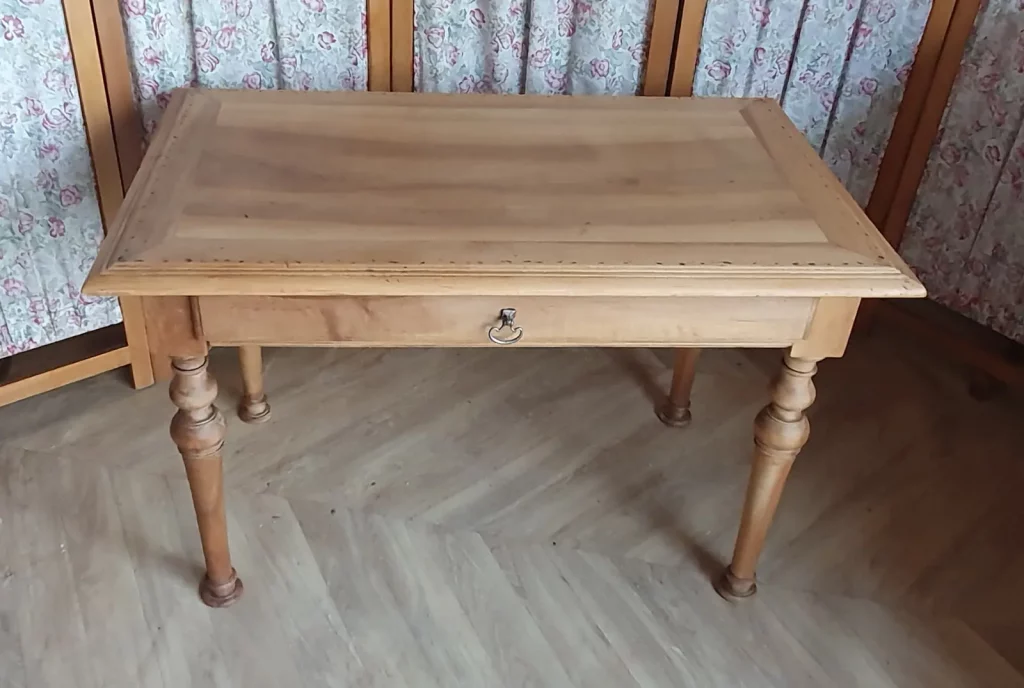 table d'appoint avec un tiroir relookée et magnifiée pour faire apparaître son beau bois massif. A été protégée par un vernis mat incolore.