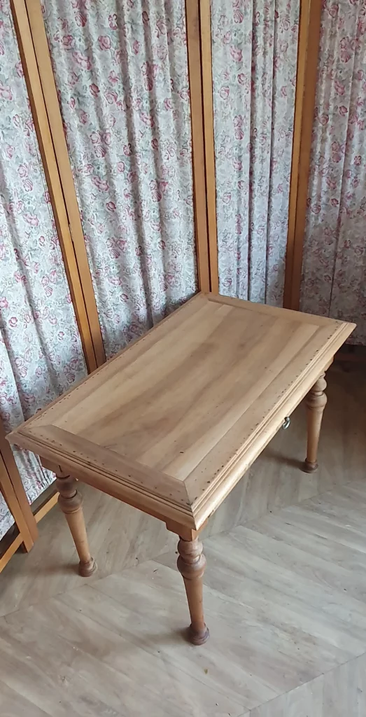 table d'appoint avec un tiroir relookée et magnifiée pour faire apparaître son beau bois massif. A été protégée par un vernis mat incolore.