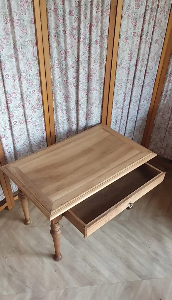 table d'appoint avec un tiroir relookée et magnifiée pour faire apparaître son beau bois massif. A été protégée par un vernis mat incolore.