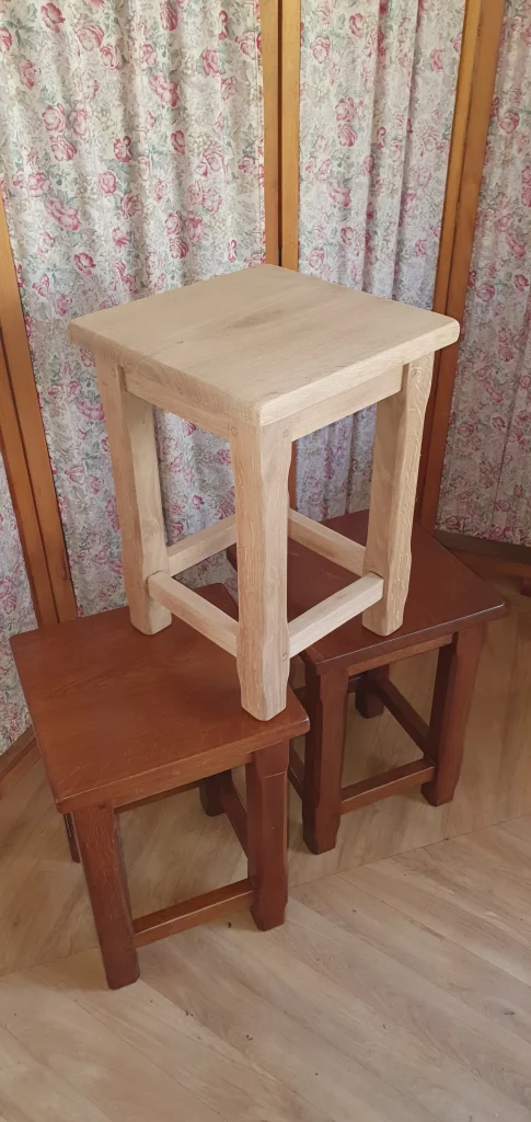 lot de 3 tabourets en chêne à relooker selon vos envies. Peuvent être peints, ou laissés au naturel avec juste une teinture ou un vernis. C'est vous qui décidez!