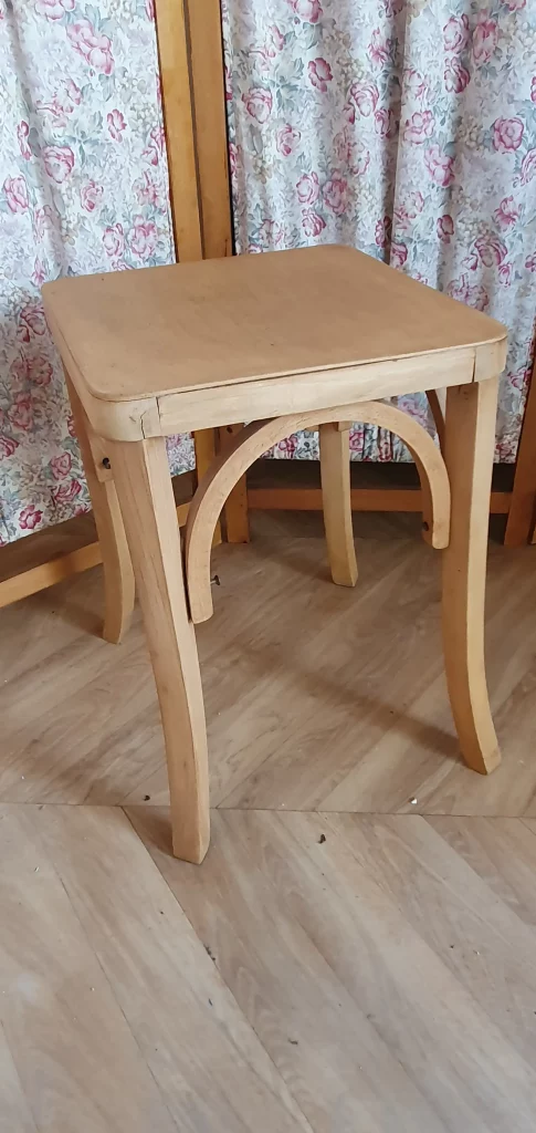 tabouret de style BAUMANN à relooker selon vos envies. Peut être peint, ou laissé au naturel avec juste une teinture ou un vernis. C'est vous qui décidez!