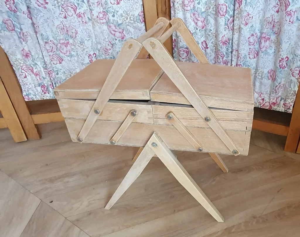 travailleuse sur pied compas des années 60 à relooker selon vos envies. peut être peinte, tapissée à l'intérieur, vernie à l'extérieur. c'est vous qui décidez!