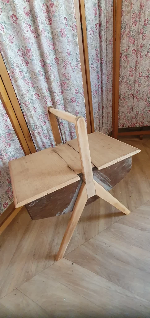 travailleuse sur pied compas des années 60 à relooker selon vos envies. peut être peinte, tapissée à l'intérieur, vernie à l'extérieur. c'est vous qui décidez!