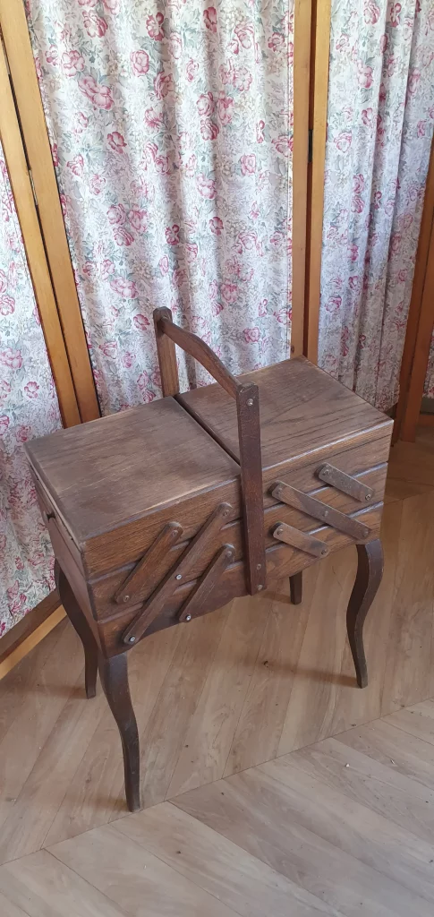 travailleuse sur pied des années 60 à relooker selon vos envies. peut être peinte, tapissée à l'intérieur, vernie à l'extérieur. c'est vous qui décidez!