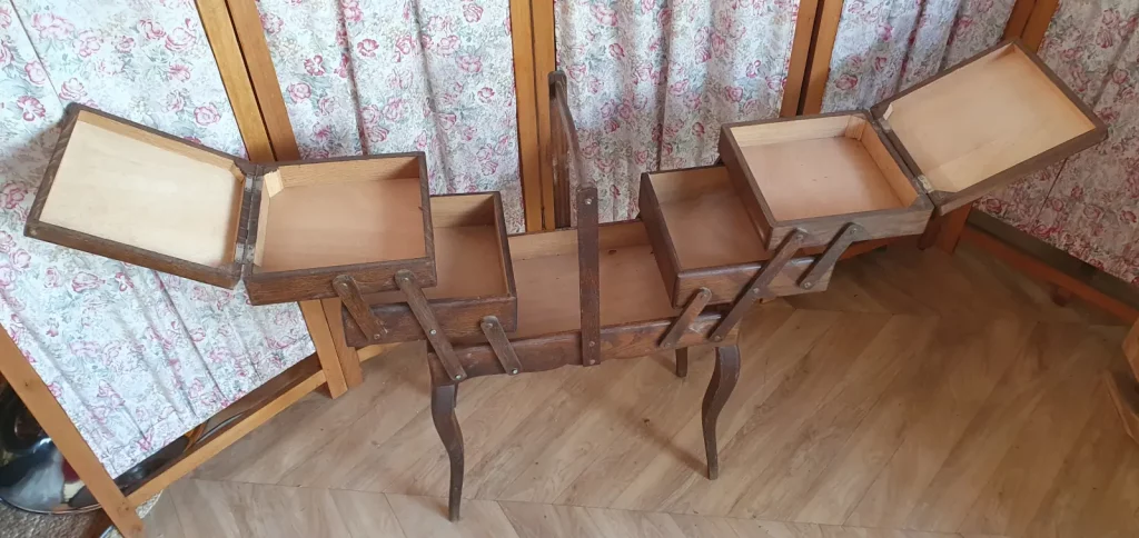 travailleuse sur pied des années 60 à relooker selon vos envies. peut être peinte, tapissée à l'intérieur, vernie à l'extérieur. c'est vous qui décidez!