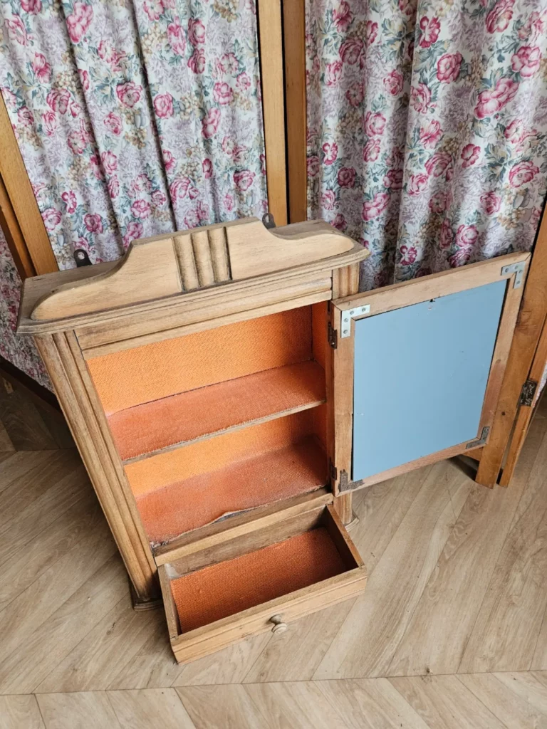 Ancienne armoire de toilette art déco à poser ou à accrocher au mur et son miroir légèrement patiné