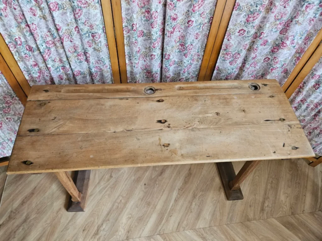 Ancien pupitre double d'écolier en bois massif à reconvertir en jolie console d'entrée