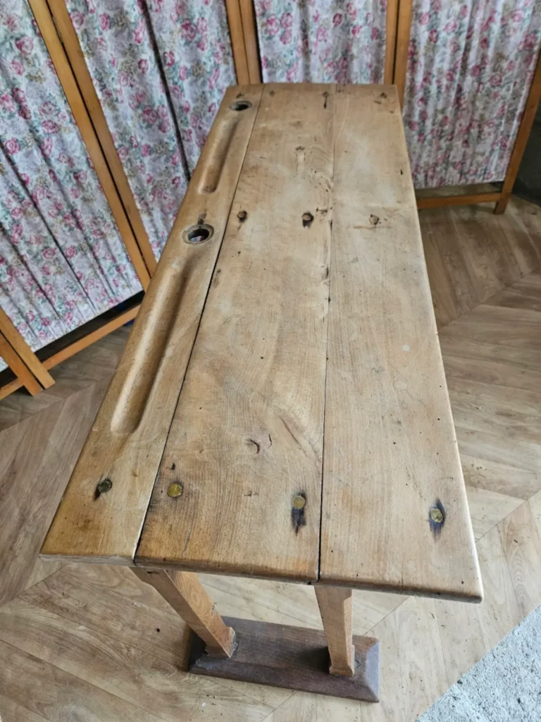 Ancien pupitre double d'écolier en bois massif à reconvertir en jolie console d'entrée