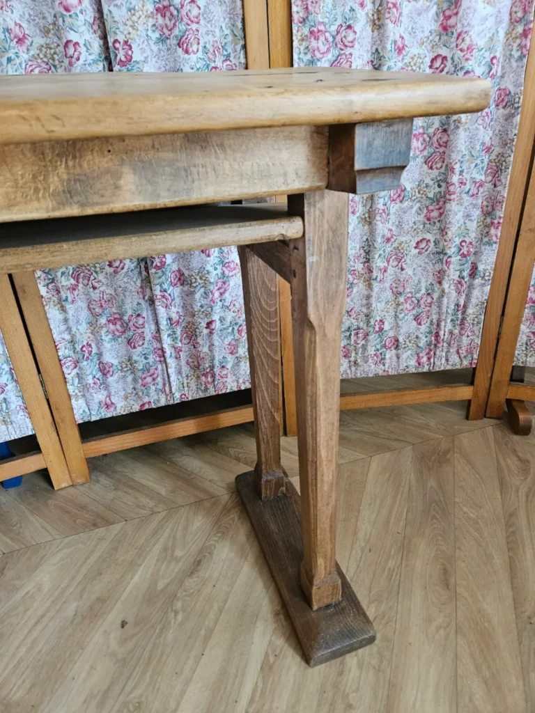 Ancien pupitre double d'écolier en bois massif à reconvertir en jolie console d'entrée