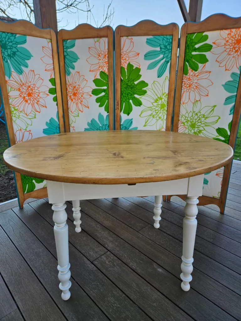 Ancienne table ovale de ferme 4 personnes entièrement relookée: poncée, cirée et piétement repeint