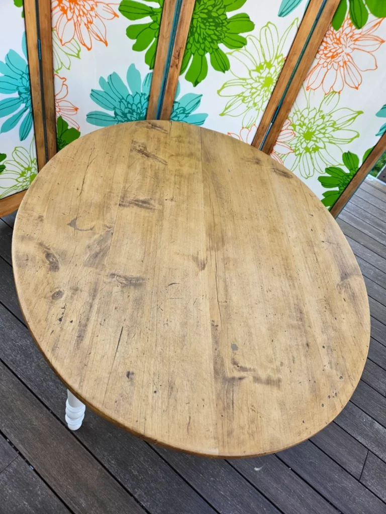 Ancienne table ovale de ferme 4 personnes entièrement relookée: poncée, cirée et piétement repeint