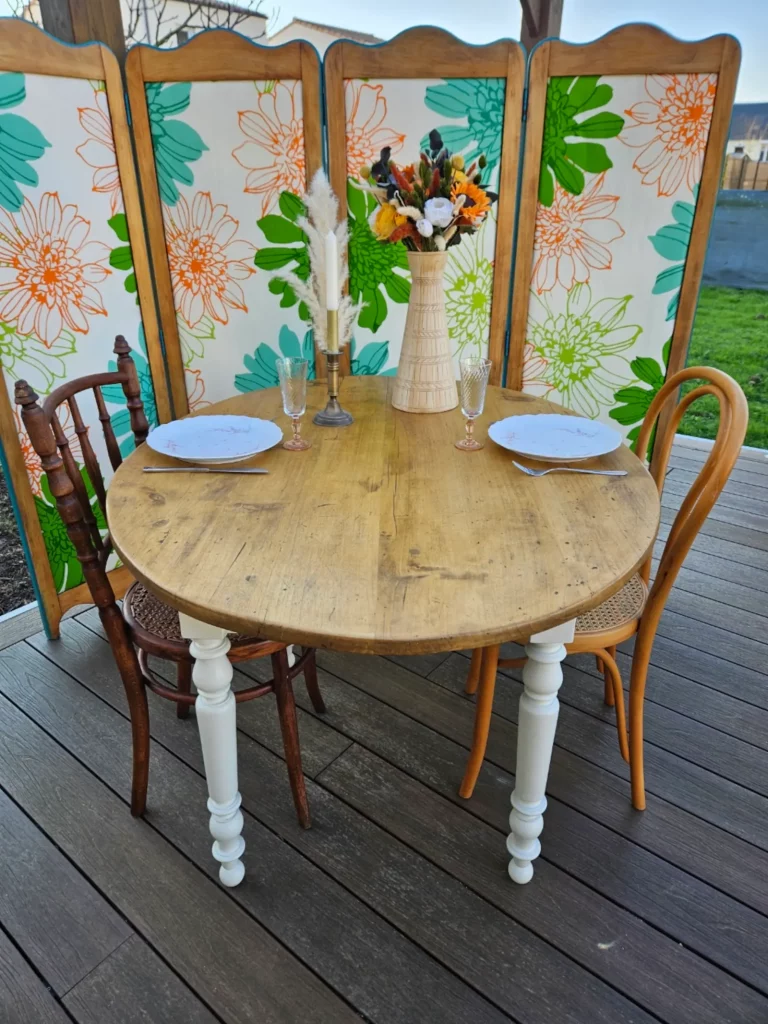 Ancienne table ovale de ferme 4 personnes entièrement relookée: poncée, cirée et piétement repeint