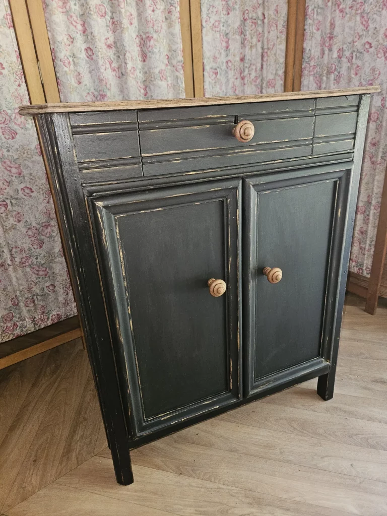 joli buffet bas - plateau brut vernis et corps peint en noir mat - pochoirs et patine dorée - 2 portes et 1 tiroir - poignées escargot en bois