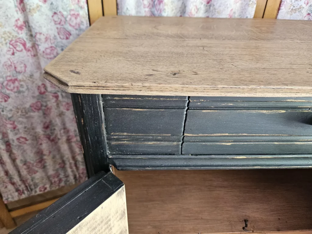 joli buffet bas - plateau brut vernis et corps peint en noir mat - pochoirs et patine dorée - 2 portes et 1 tiroir - poignées escargot en bois