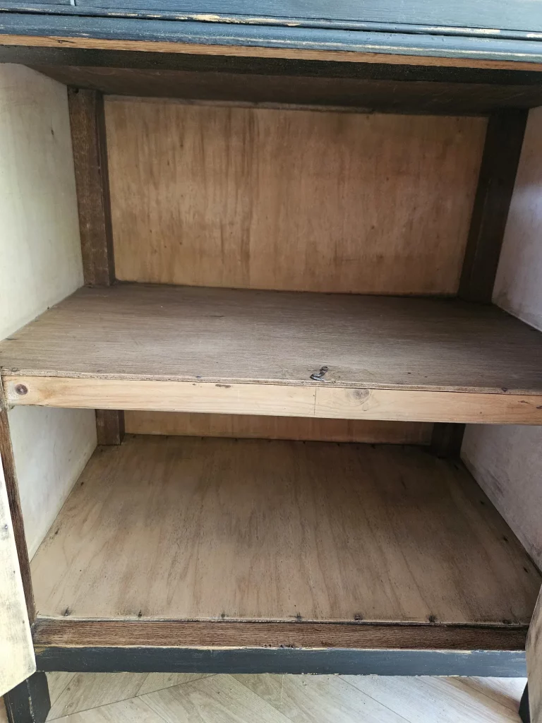 joli buffet bas - plateau brut vernis et corps peint en noir mat - pochoirs et patine dorée - 2 portes et 1 tiroir - poignées escargot en bois