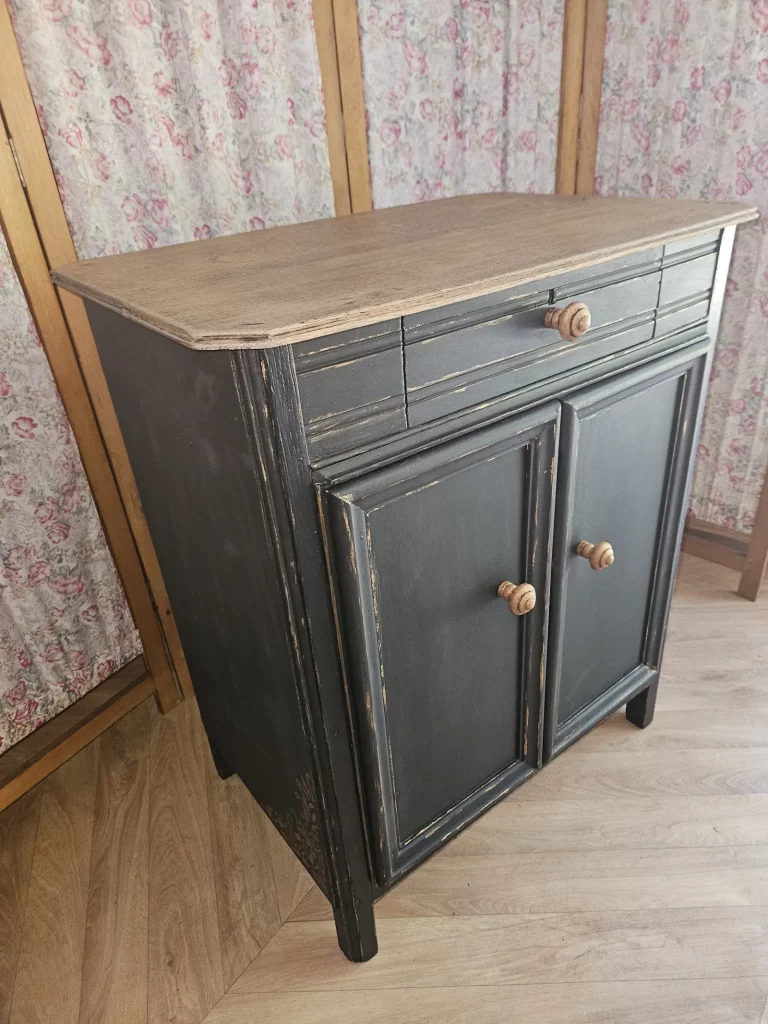joli buffet bas - plateau brut vernis et corps peint en noir mat - pochoirs et patine dorée - 2 portes et 1 tiroir - poignées escargot en bois