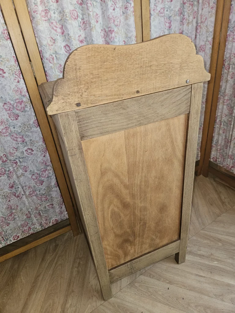 meuble format "huche" art déco idéal pour rangement plaids dans un salon ou une chambre, ou stockage pellets ou croquettes animaux