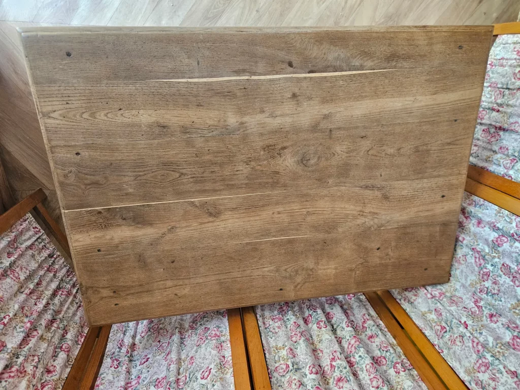 magnifique table basse en chêne brut avec 1 tiroir entièrement poncée et vernie