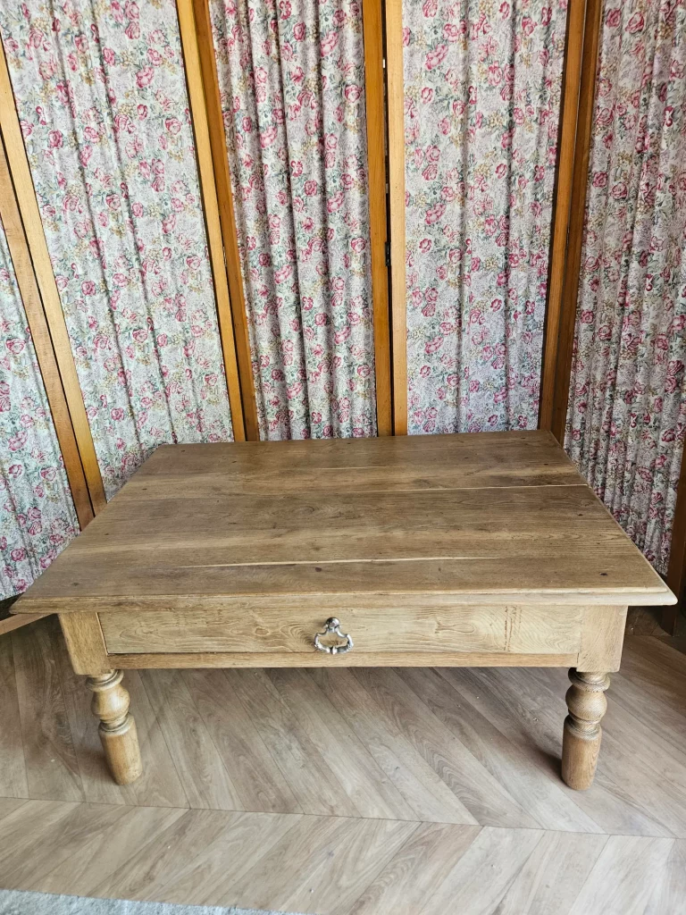 magnifique table basse en chêne brut avec 1 tiroir entièrement poncée et vernie