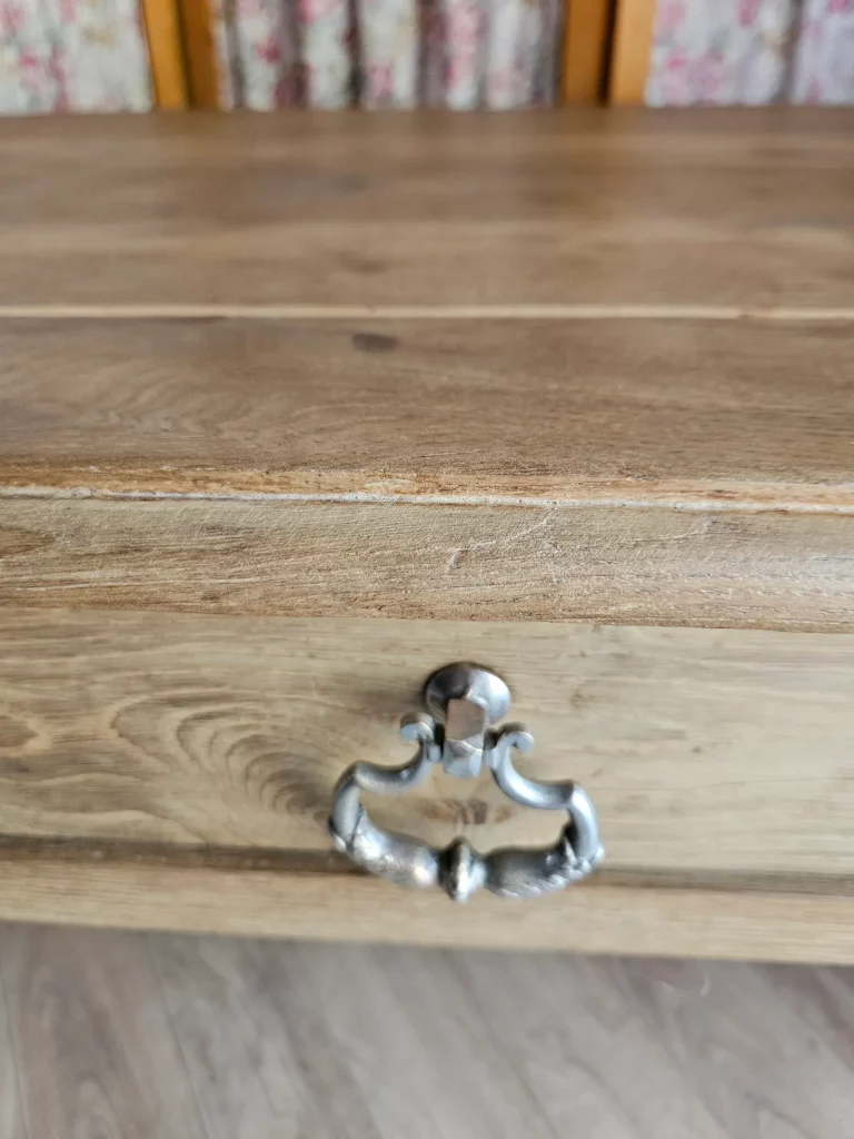 magnifique table basse en chêne brut avec 1 tiroir entièrement poncée et vernie