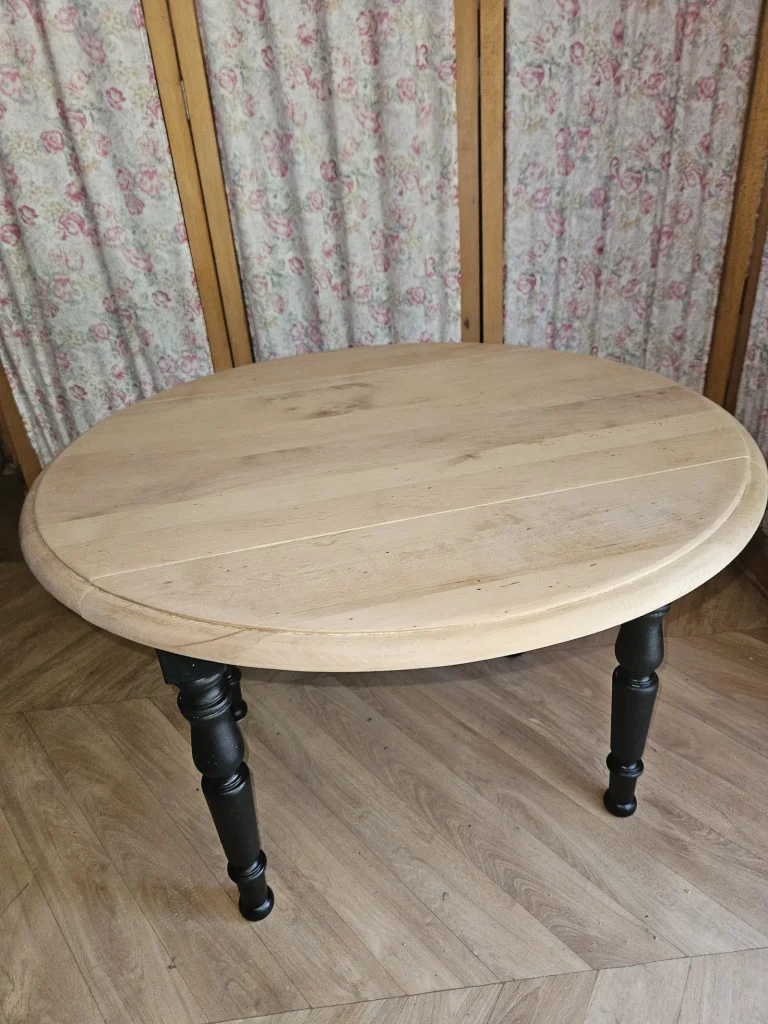 jolie table basse merisier à rabats - plateau ciré - pieds peints en noir pour moderniser votre intérieur