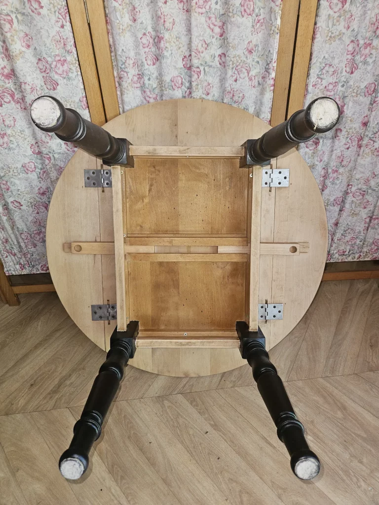 jolie table basse merisier à rabats - plateau ciré - pieds peints en noir pour moderniser votre intérieur