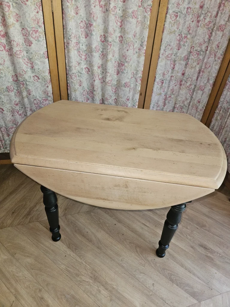 jolie table basse merisier à rabats - plateau ciré - pieds peints en noir pour moderniser votre intérieur